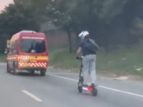 Un homme à trottinette sur l’autoroute (Vidéo)